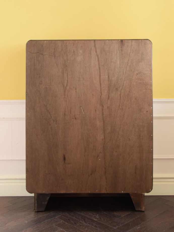 ガラスキャビネットの後ろ姿