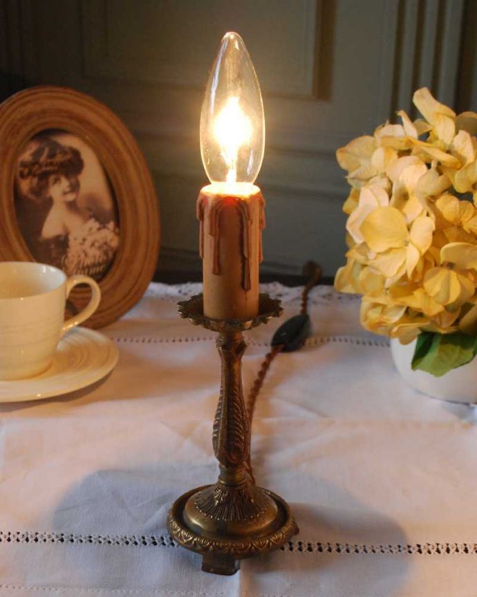 スタンドライト　照明・ライティング　イギリスで見つけた真鍮製のアンティークテーブルランプ（Ｅ17シャンデリア球付）。。(k-3304-z)