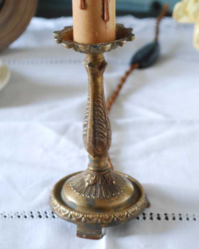 スタンドライト　照明・ライティング　イギリスで見つけた真鍮製のアンティークテーブルランプ（Ｅ17シャンデリア球付）。。(k-3304-z)