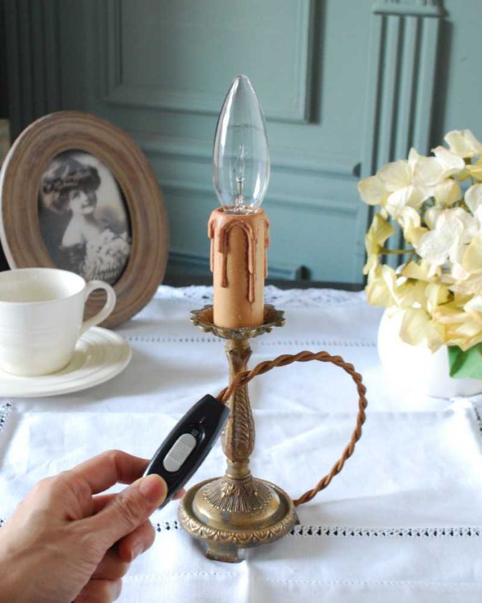 スタンドライト　照明・ライティング　イギリスで見つけた真鍮製のアンティークテーブルランプ（Ｅ17シャンデリア球付）。。(k-3304-z)