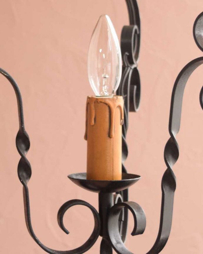 シャンデリア　照明・ライティング　アイアン製のフランスアンティークシャンデリア（1灯タイプ）（Ｅ17シャンデリア球付）。。(k-3305-z)