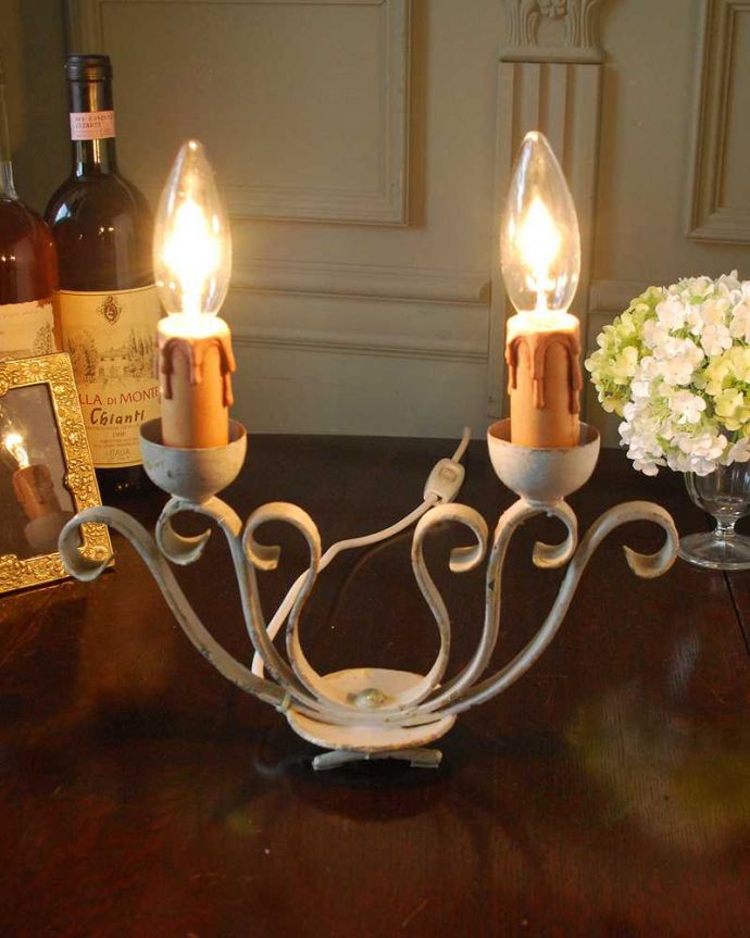 照明・ライティング フランスで見つけたアイアン製のアンティークテーブルシャンデリア（2灯タイプ）（Ｅ17シャンデリア球付）。ステキな夜の時間を作ってくれますベッドサイドに置くだけでリラックスした灯りで癒しの空間を作ってくれるテーブルランプ。(k-3306-z)