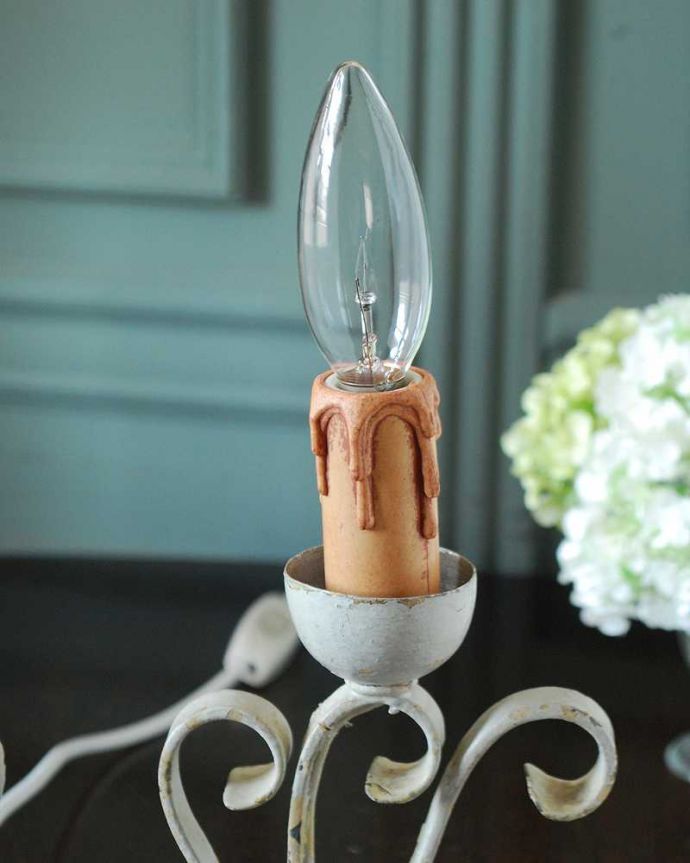 照明・ライティング フランスで見つけたアイアン製のアンティークテーブルシャンデリア（2灯タイプ）（Ｅ17シャンデリア球付）。。(k-3306-z)