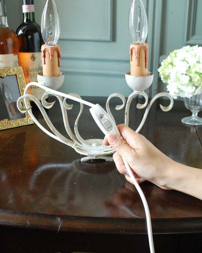 照明・ライティング フランスで見つけたアイアン製のアンティークテーブルシャンデリア（2灯タイプ）（Ｅ17シャンデリア球付）。。(k-3306-z)