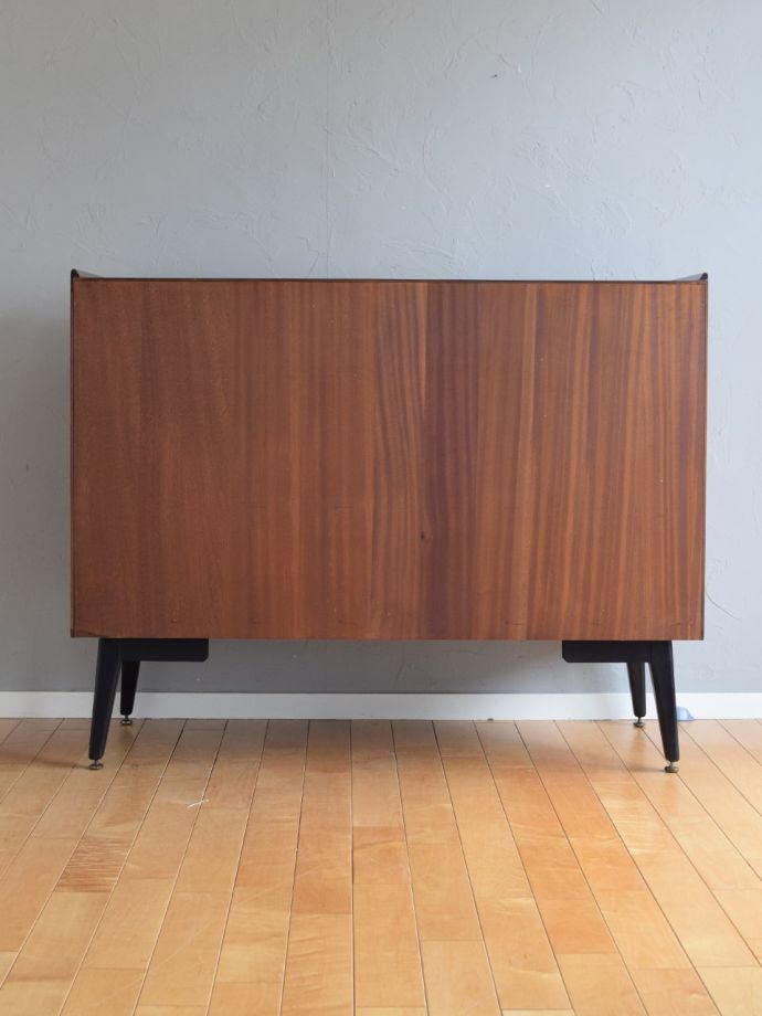 G-PLANのサイドボードの後ろ姿