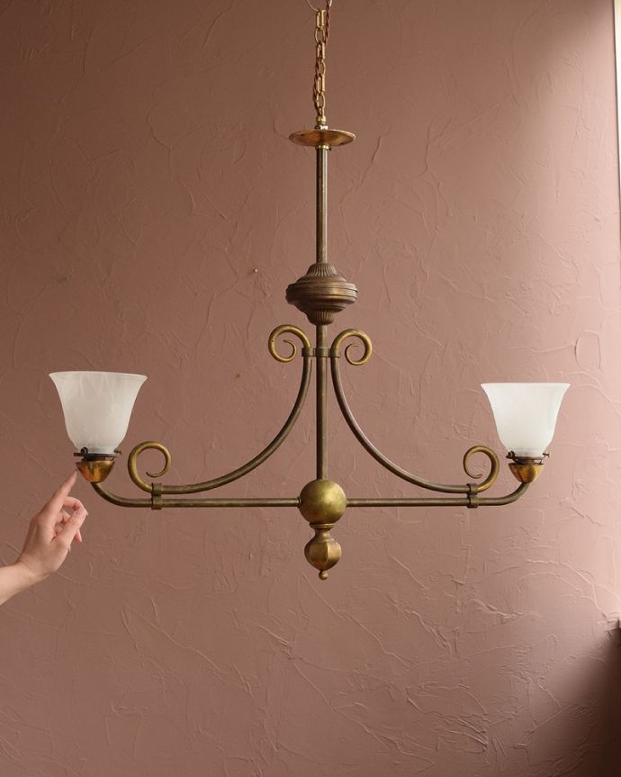 シャンデリア　照明・ライティング　シェード付きのアンティークシャンデリア(2灯)（Ｅ17シャンデリア球付）。。(k-3307-z)