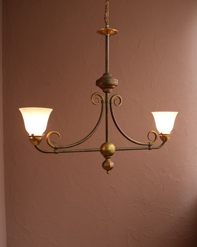 シャンデリア　照明・ライティング　シェード付きのアンティークシャンデリア(2灯)（Ｅ17シャンデリア球付）。。(k-3307-z)