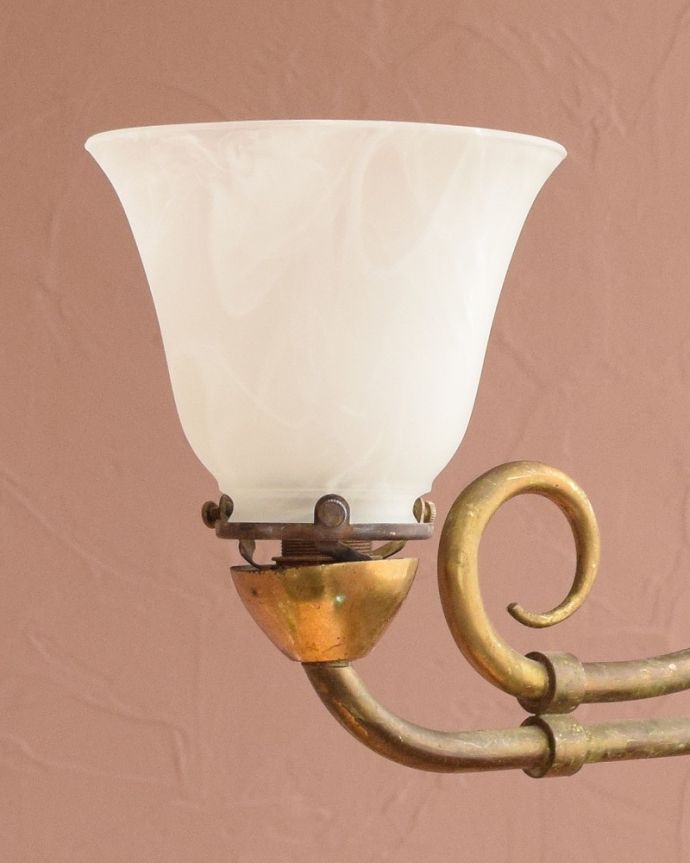 シャンデリア　照明・ライティング　シェード付きのアンティークシャンデリア(2灯)（Ｅ17シャンデリア球付）。。(k-3307-z)