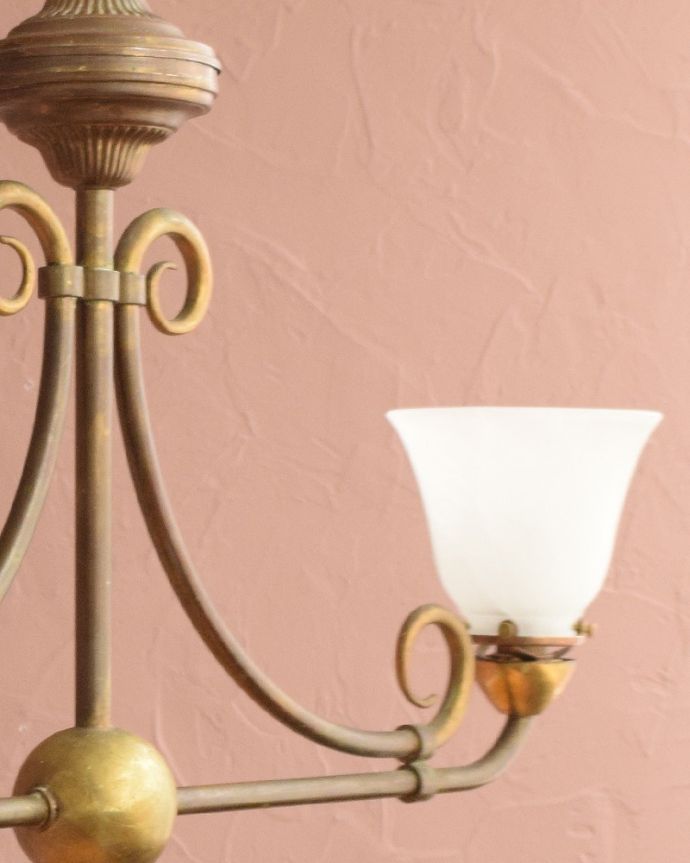 シャンデリア　照明・ライティング　シェード付きのアンティークシャンデリア(2灯)（Ｅ17シャンデリア球付）。。(k-3307-z)