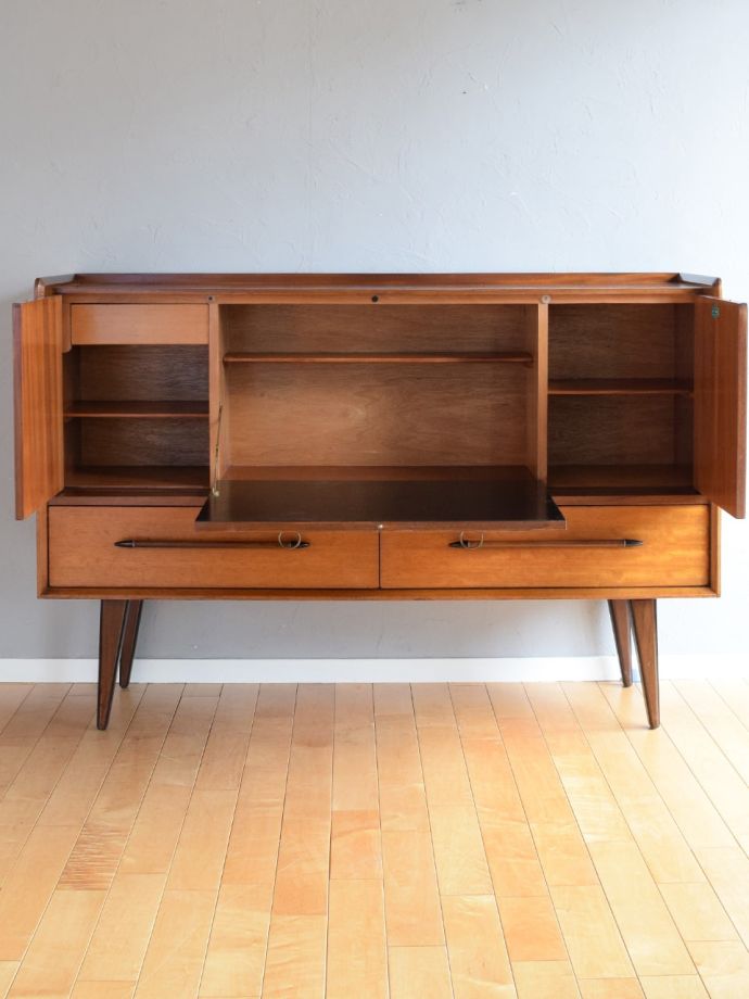 ビンテージ家具の扉の中