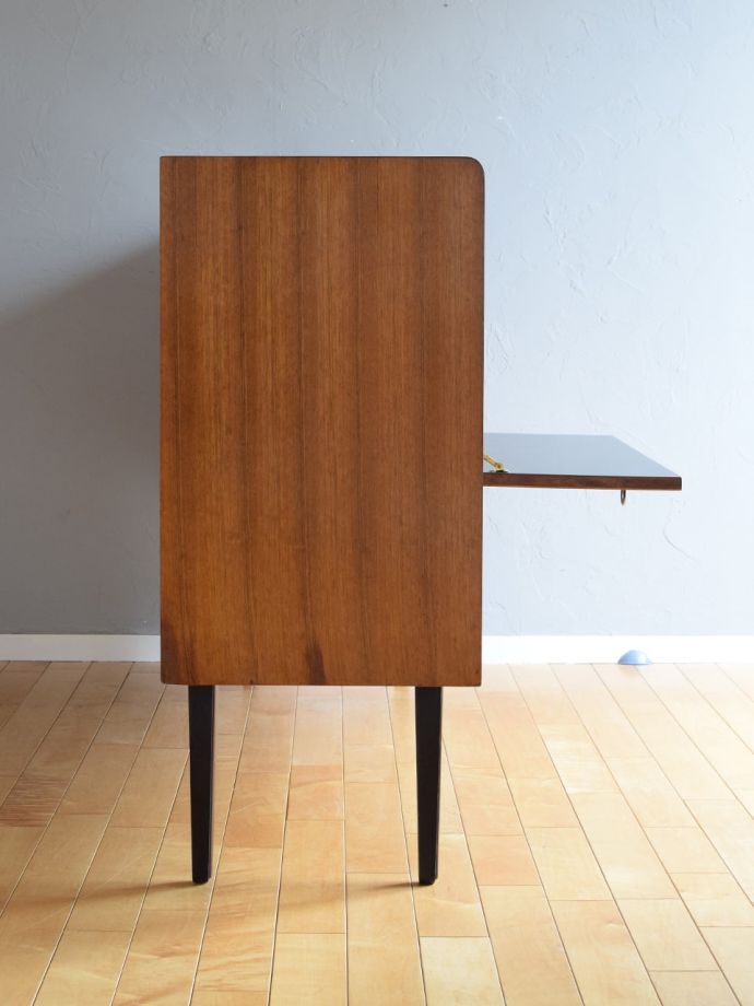 ビンテージ家具の側面