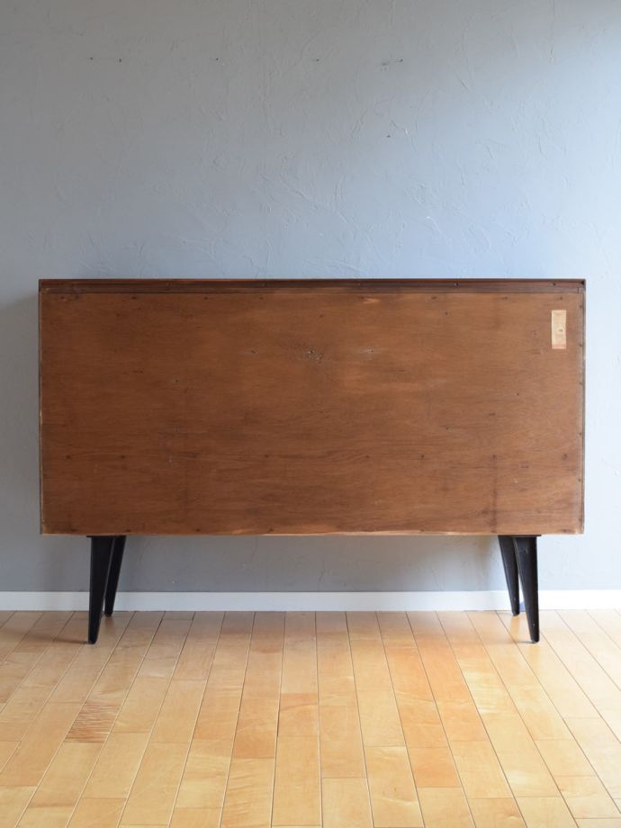 北欧スタイルの家具の後ろ姿