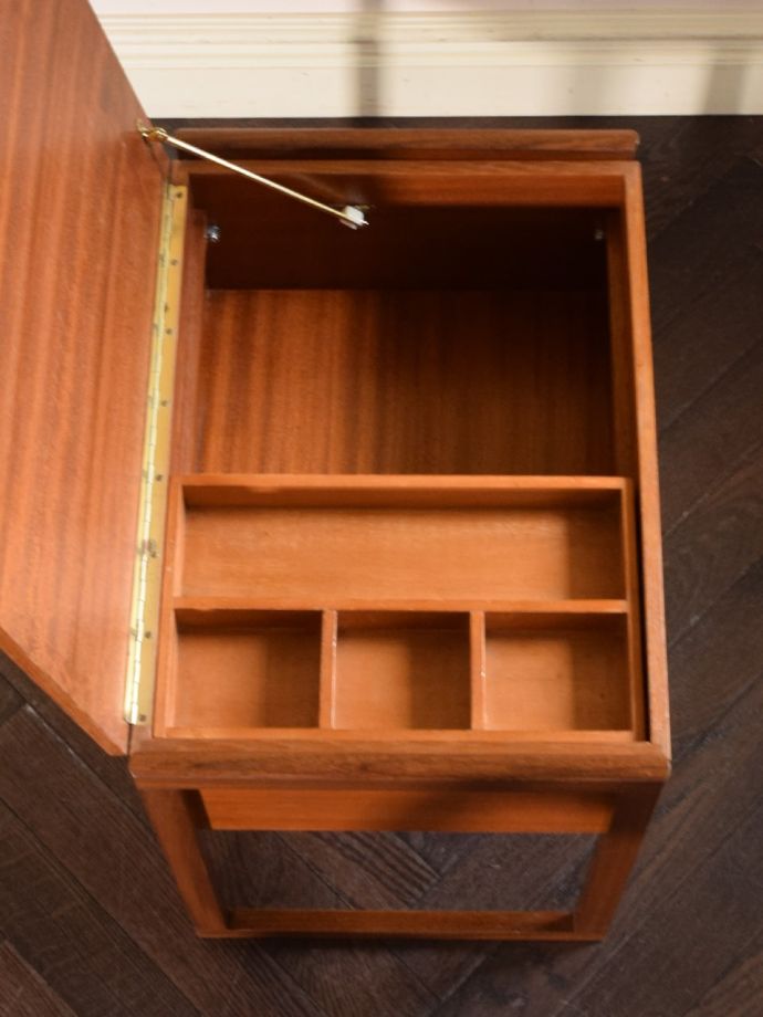 天板の下は小物入れになっています