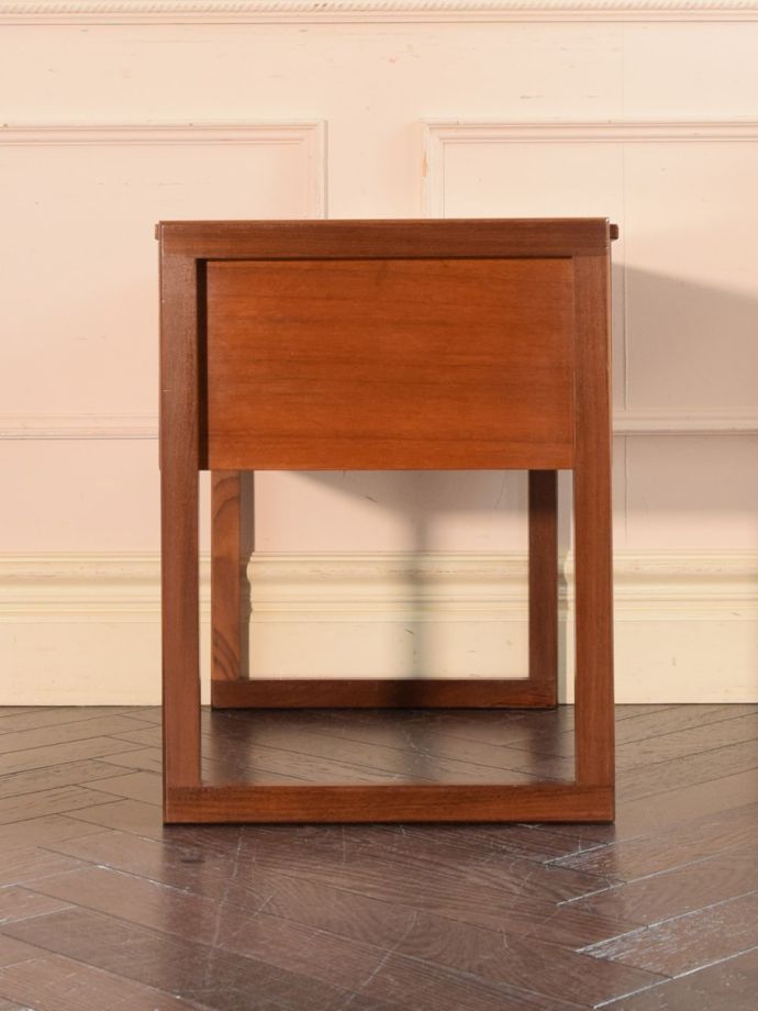 アンティーク家具の側面