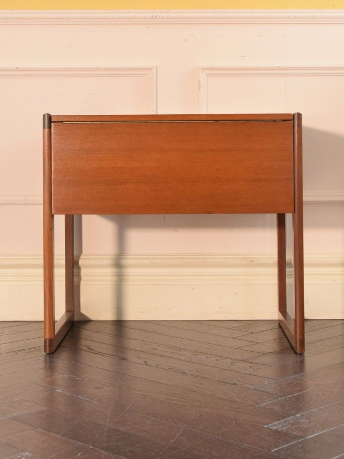 アンティーク家具の後ろ姿