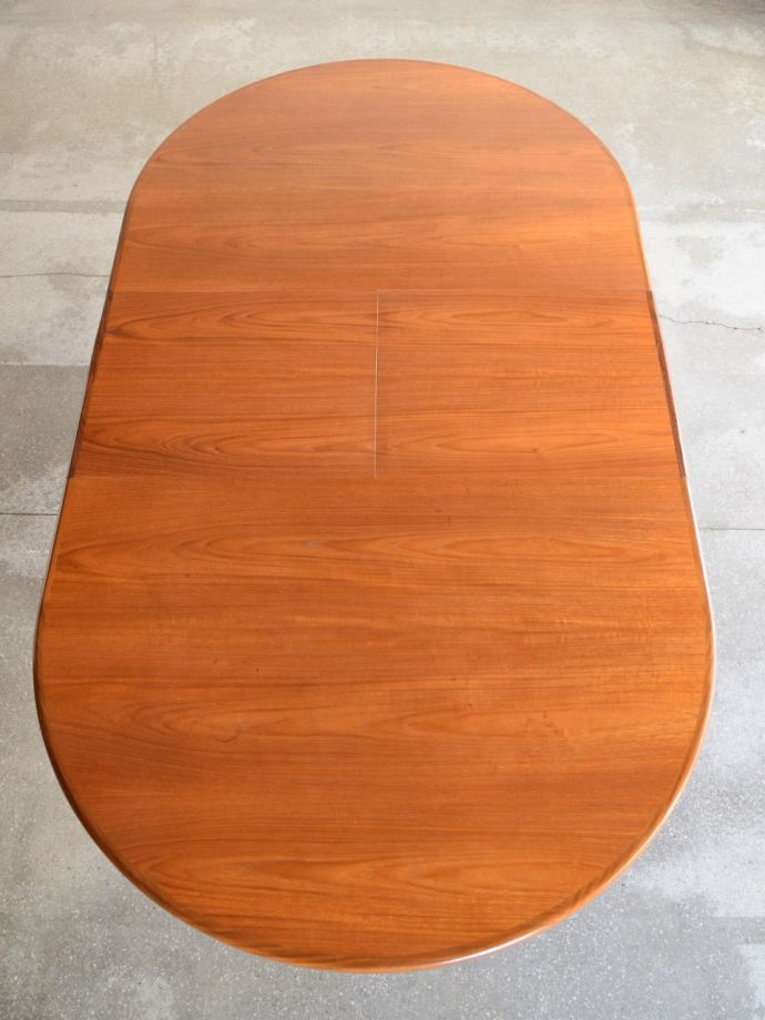 天板を広げた伸長式テーブル