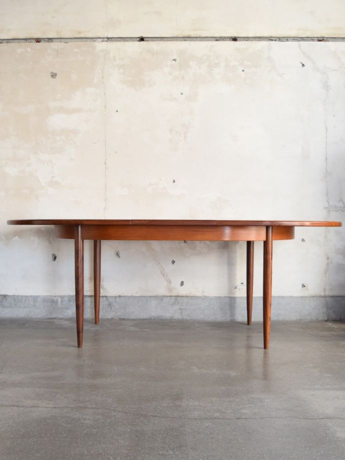 広げた伸長式テーブル