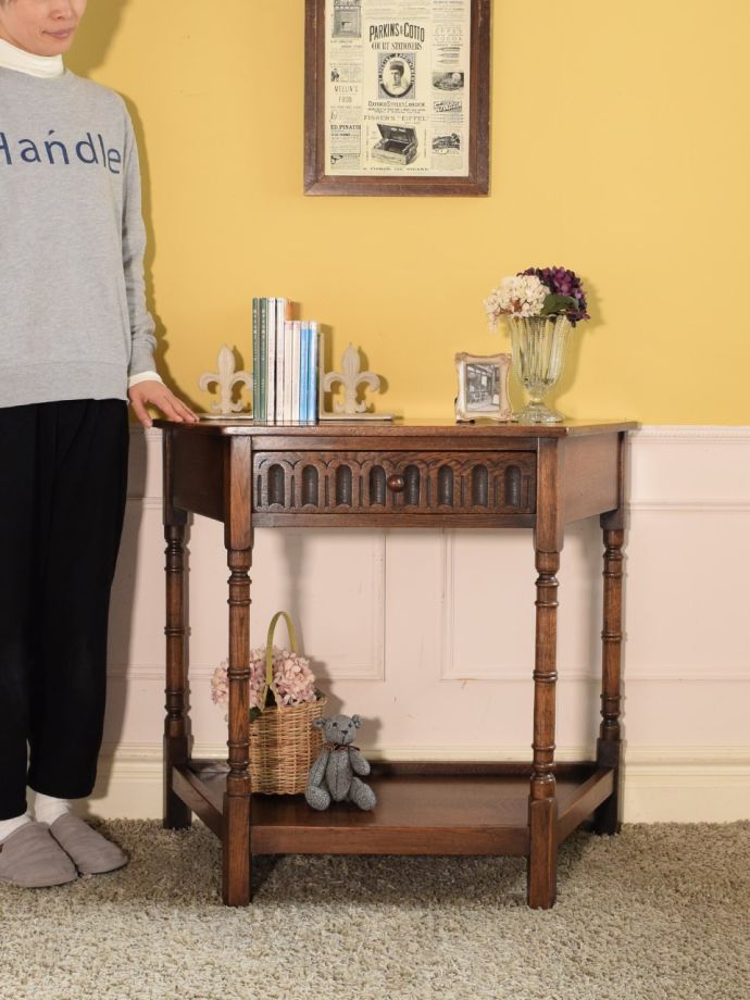 英国アンティークのコンソールテーブル