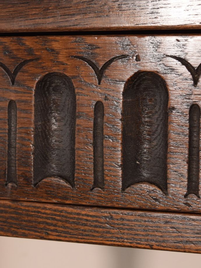 英国アンティーク家具らしい彫