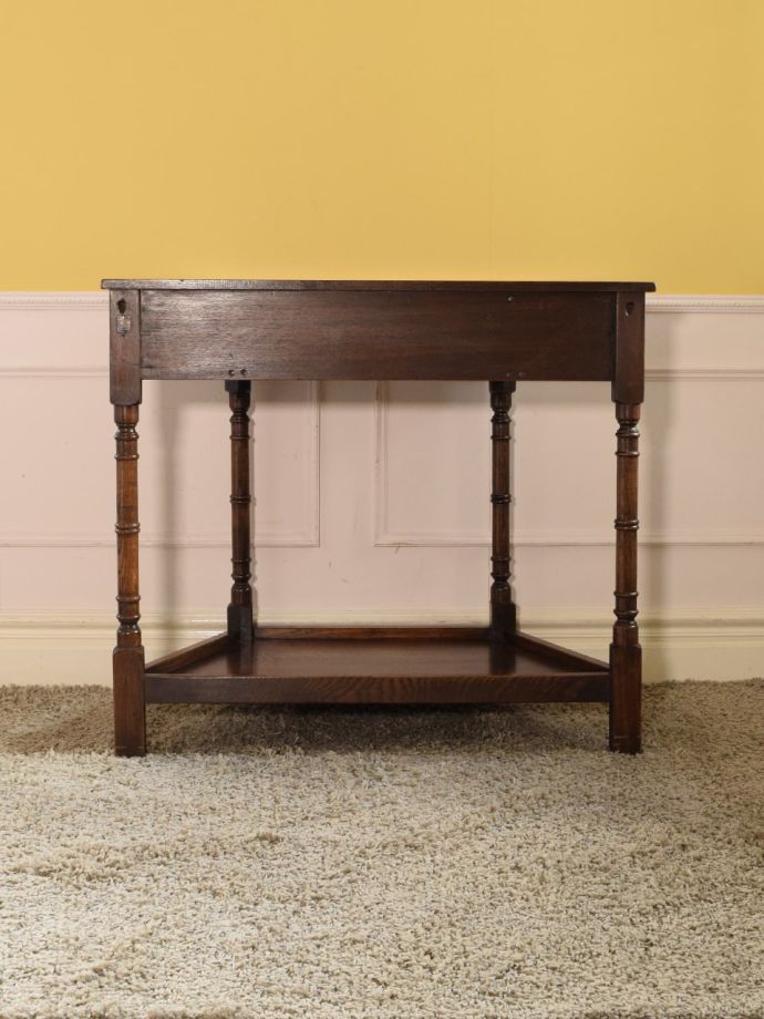 コンソールテーブルの後ろ姿