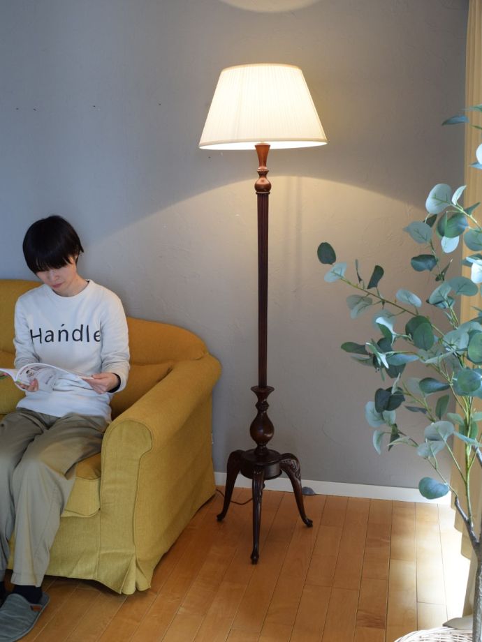 フロアランプの優しい灯り