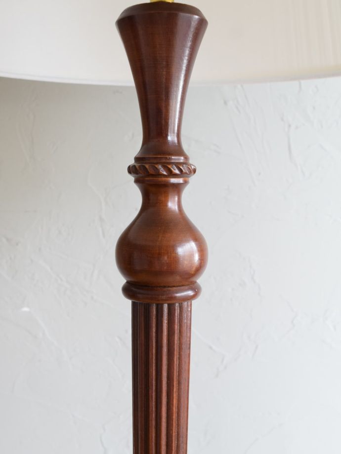 アンティークらしい木製のスタンドライト