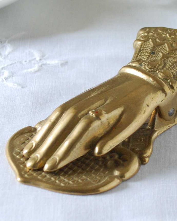アンティーク 真鍮の雑貨 アンティーク雑貨 英国で見つけたアンティーク雑貨、 真鍮製ハンドモチーフのクリップ 。落ち着いた輝きが大人の雰囲気真鍮製なので、使っていくごとに味わい深い色合いに変化していきます。(k-3322-z)