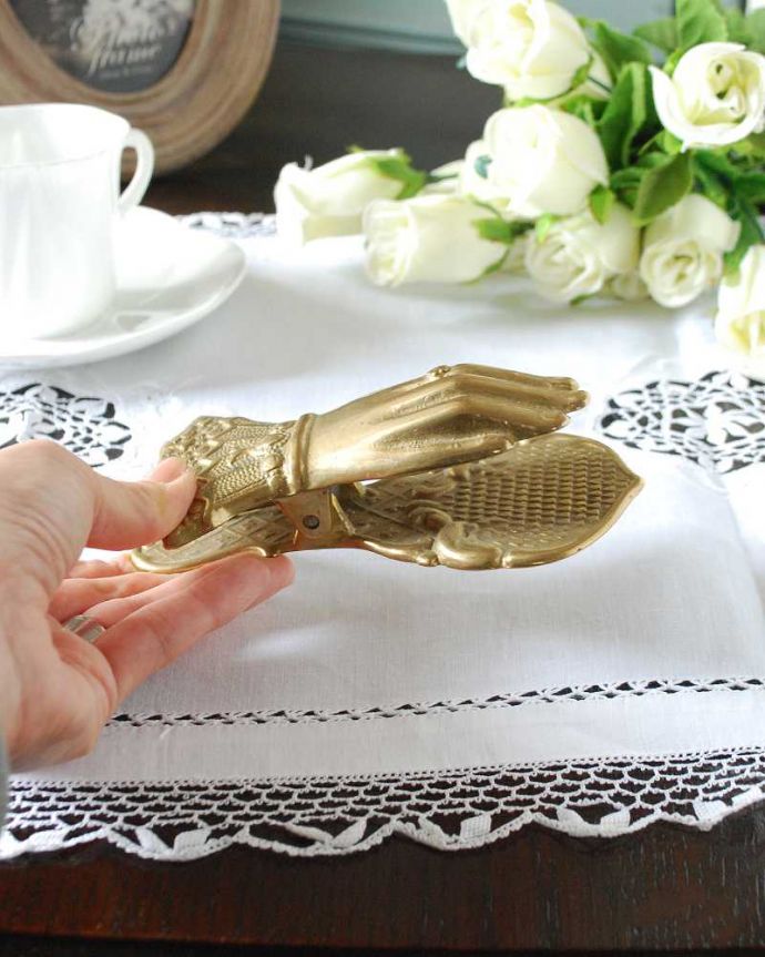 アンティーク 真鍮の雑貨 アンティーク雑貨 英国で見つけたアンティーク雑貨、 真鍮製ハンドモチーフのクリップ 。大きさはこれくらいですコレクションしたくなるくらい、いろんなサイズのものがあります。(k-3322-z)