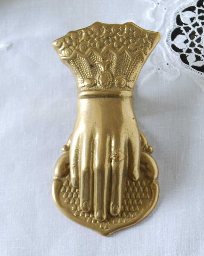 アンティーク 真鍮の雑貨 アンティーク雑貨 英国で見つけたアンティーク雑貨、 真鍮製ハンドモチーフのクリップ 。上から見るとこんな感じですアンティークなので多少のキズ・汚れがある場合がありますが、使用上問題はありませんので、ご了承下さい。(k-3322-z)