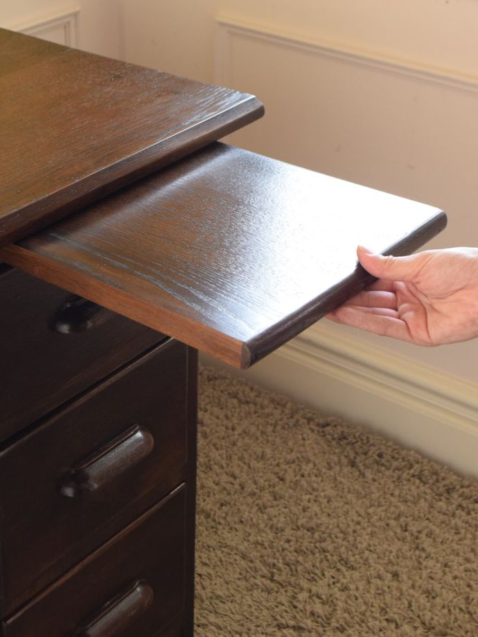 スライディングトレイ付きのデスク