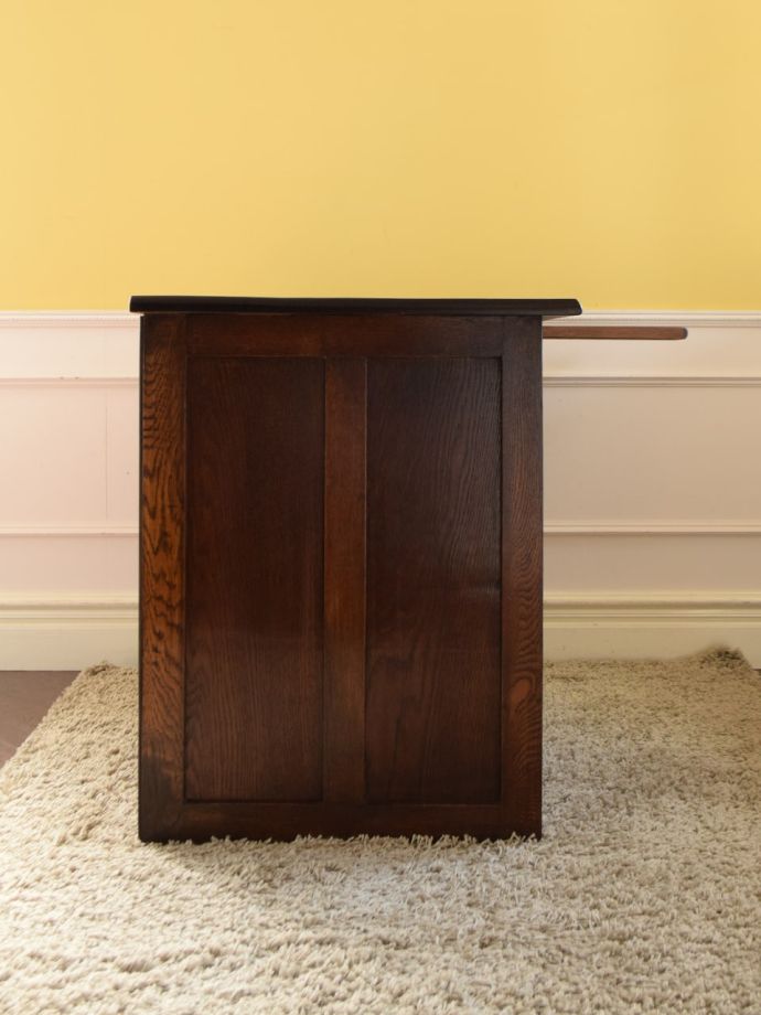 書斎デスクの側面