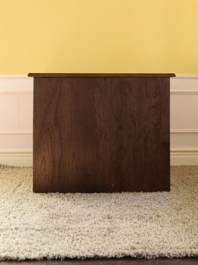 アンティークデスクの後ろ姿