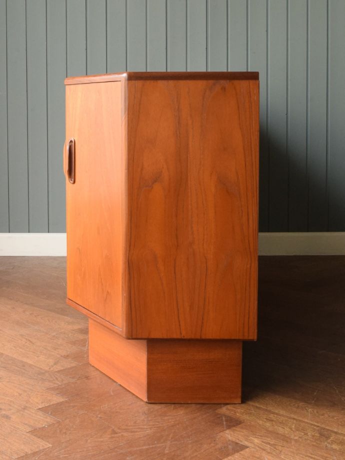 G-planのサイドボードの側面