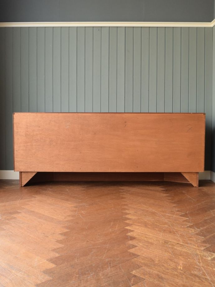 G-PLANのサイドボードの後ろ姿