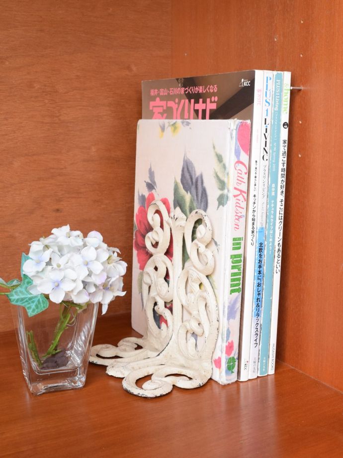 サイドボードの扉を開けると