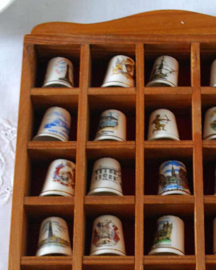 アンティーク 陶磁器の雑貨　アンティーク雑貨　イギリスで見つけたアンティークのシンブルラック＆シンブル30個セット。幸運を呼ぶ女性のためのコレクションアイテムシンブルとは、上流階級の女性がたしなみとして行ったお裁縫の時に使った指ぬきのこと。(k-3328-z)