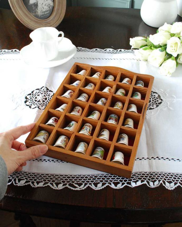 アンティーク 陶磁器の雑貨　アンティーク雑貨　イギリスで見つけたアンティークのシンブルラック＆シンブル30個セット。コレクションしたくなる可愛らしさ指の帽子（finger hat)とも呼ばれるコロンとした形。(k-3328-z)