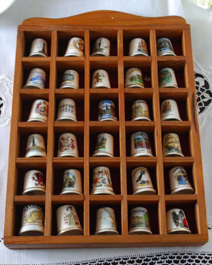 アンティーク 陶磁器の雑貨　アンティーク雑貨　イギリスで見つけたアンティークのシンブルラック＆シンブル30個セット。キレイなものだけを買い付けていますアンティークは新品ではなので多少のキズ・汚れがある場合がありますが、キレイなもを買い付けてきました。(k-3328-z)