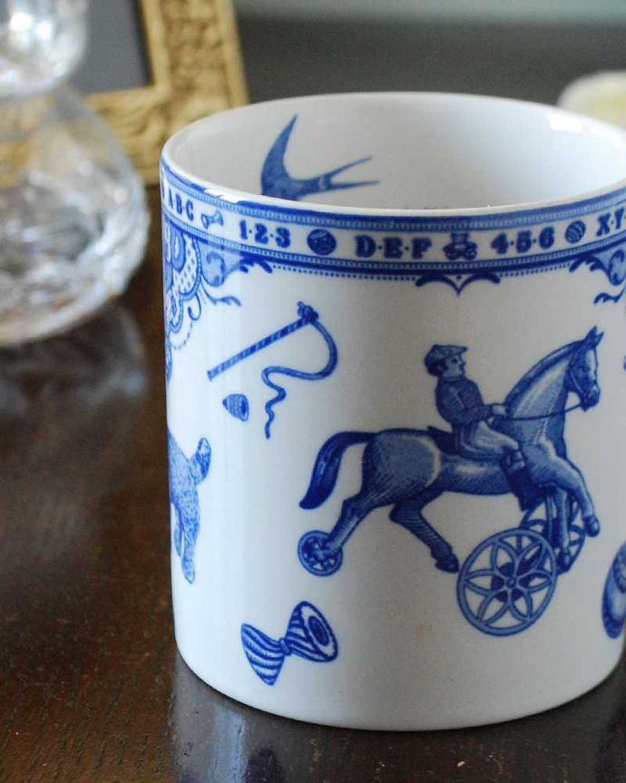 アンティーク 陶磁器の雑貨 アンティーク雑貨 スポード窯のエドワーディアンチャイルドフッドのアンティークマグカップ(SPODE)。飾って使って楽しむ小さなアンティークアンティークでしか手に入れることが出来ない美しい模様のカップ。(k-3331-z)