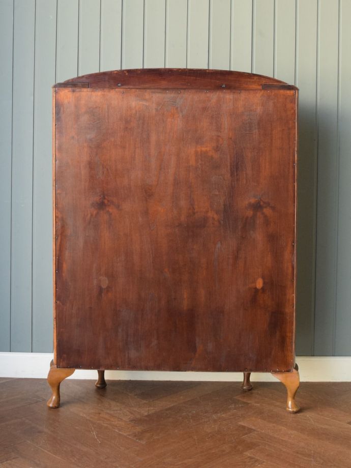 キャビネットの後ろ姿