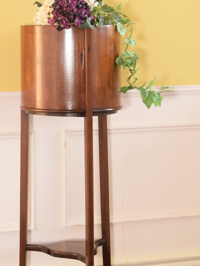 英国のアンティーク家具らしいデザイン