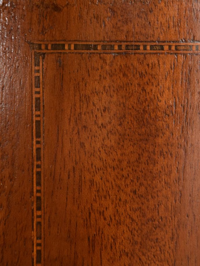 英国アンティーク家具らしい装飾