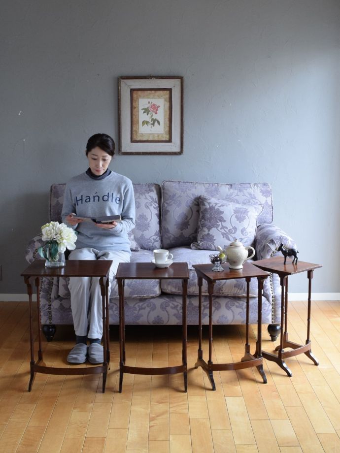 アンティークのネストテーブル