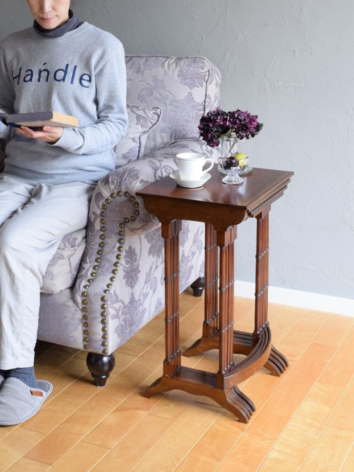 英国スタイルのアンティークテーブル