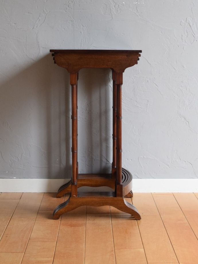 ネストテーブルの横顔