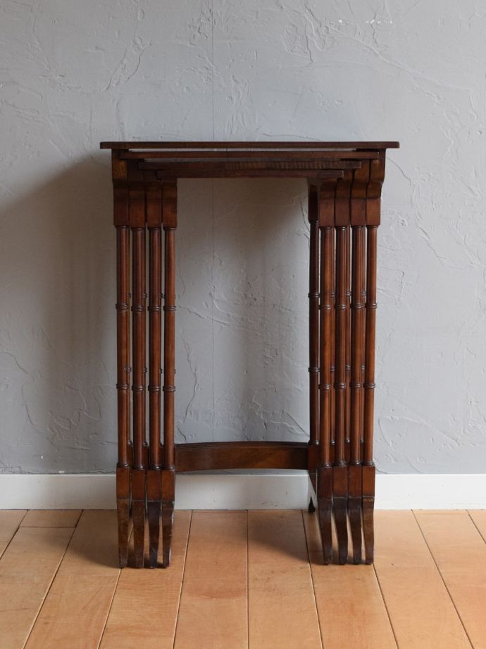 アンティークのネストテーブル