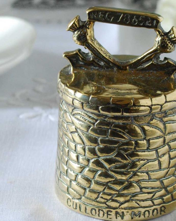 アンティーク 真鍮の雑貨 アンティーク雑貨 スコットランドのカロデンの記念碑、アンティーク真鍮製ベル。落ち着いた輝きが大人の雰囲気真鍮製なので、使っていくごとに味わい深い色合いに変化していきます。(k-3338-z)