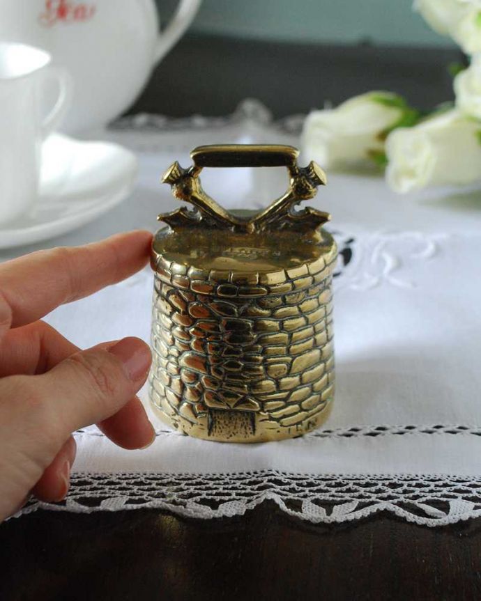 アンティーク 真鍮の雑貨 アンティーク雑貨 スコットランドのカロデンの記念碑、アンティーク真鍮製ベル。大きさはこれくらいですコレクションしたくなるくらい、いろんなサイズのものがあります。(k-3338-z)