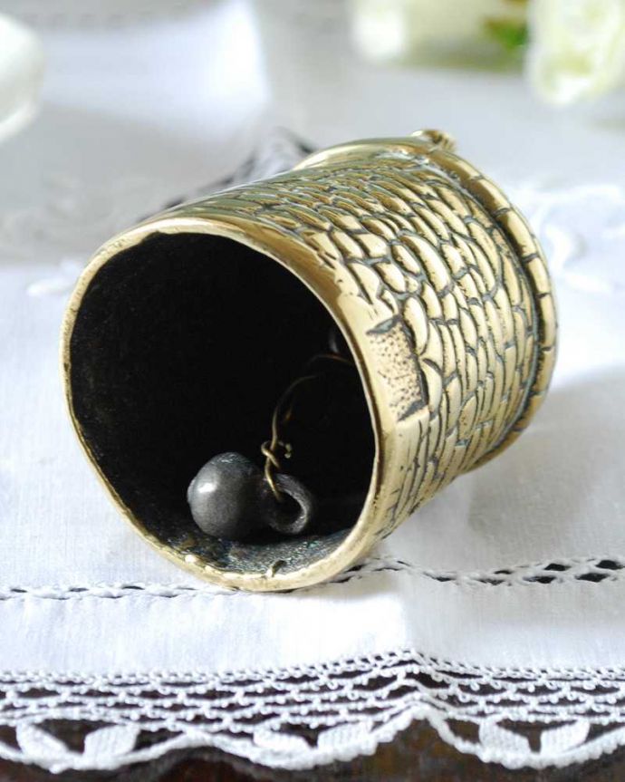 アンティーク 真鍮の雑貨 アンティーク雑貨 スコットランドのカロデンの記念碑、アンティーク真鍮製ベル。キレイな音を奏でてくれますアンティークなので多少のキズ・汚れがある場合がありますが、使用上問題はありませんので、ご了承下さい。(k-3338-z)