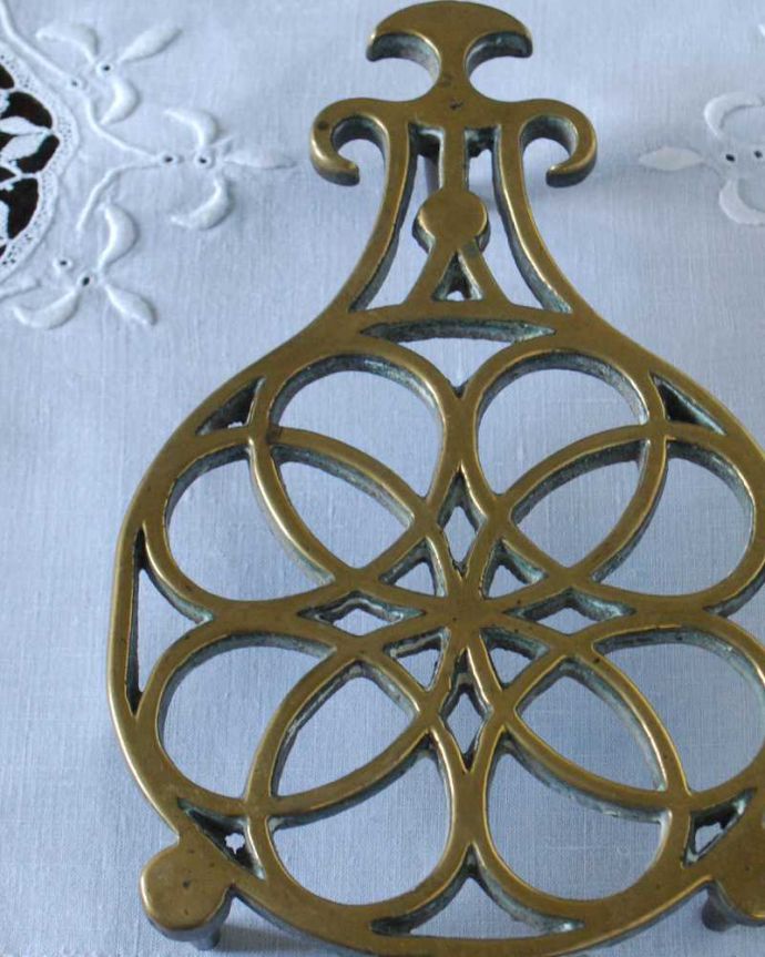 英国で見つけた真鍮製のアンティークのトリベット（鍋敷き）(k-3339-z